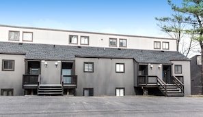 Exterior - Paradise by the Camelback Lights: Ski-on/ski-off, pool/ping-pong table (Tannersville)