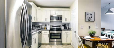 Jääkaappi, mikroaaltouuni, uuni, liesi