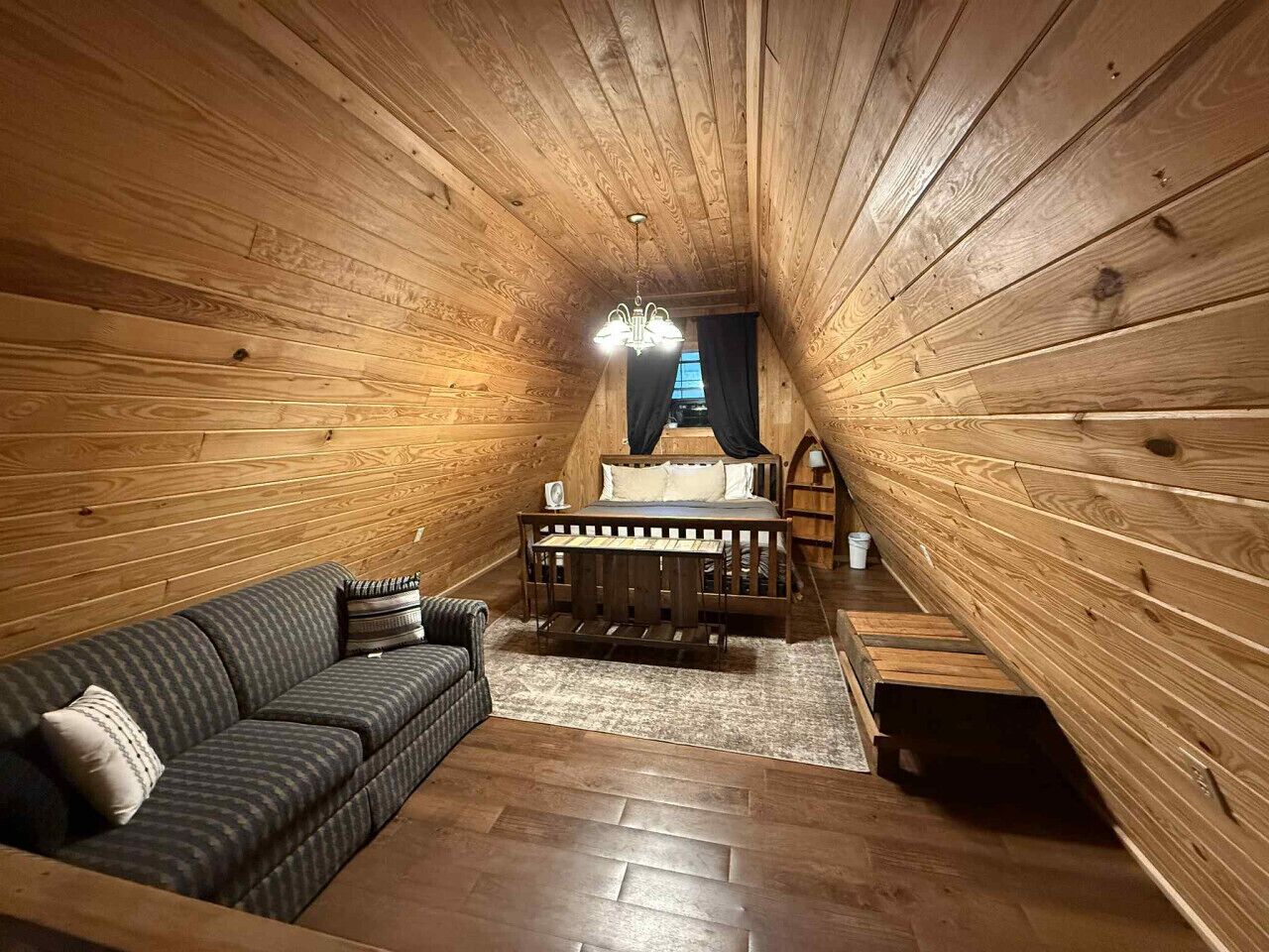 Smart TV, lareira, livros