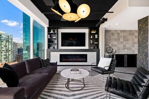 TV, stereo - Charming Streeterville 1BR w/ Pool & Gym, nr Riverwalk, by Blueground (Chicago)