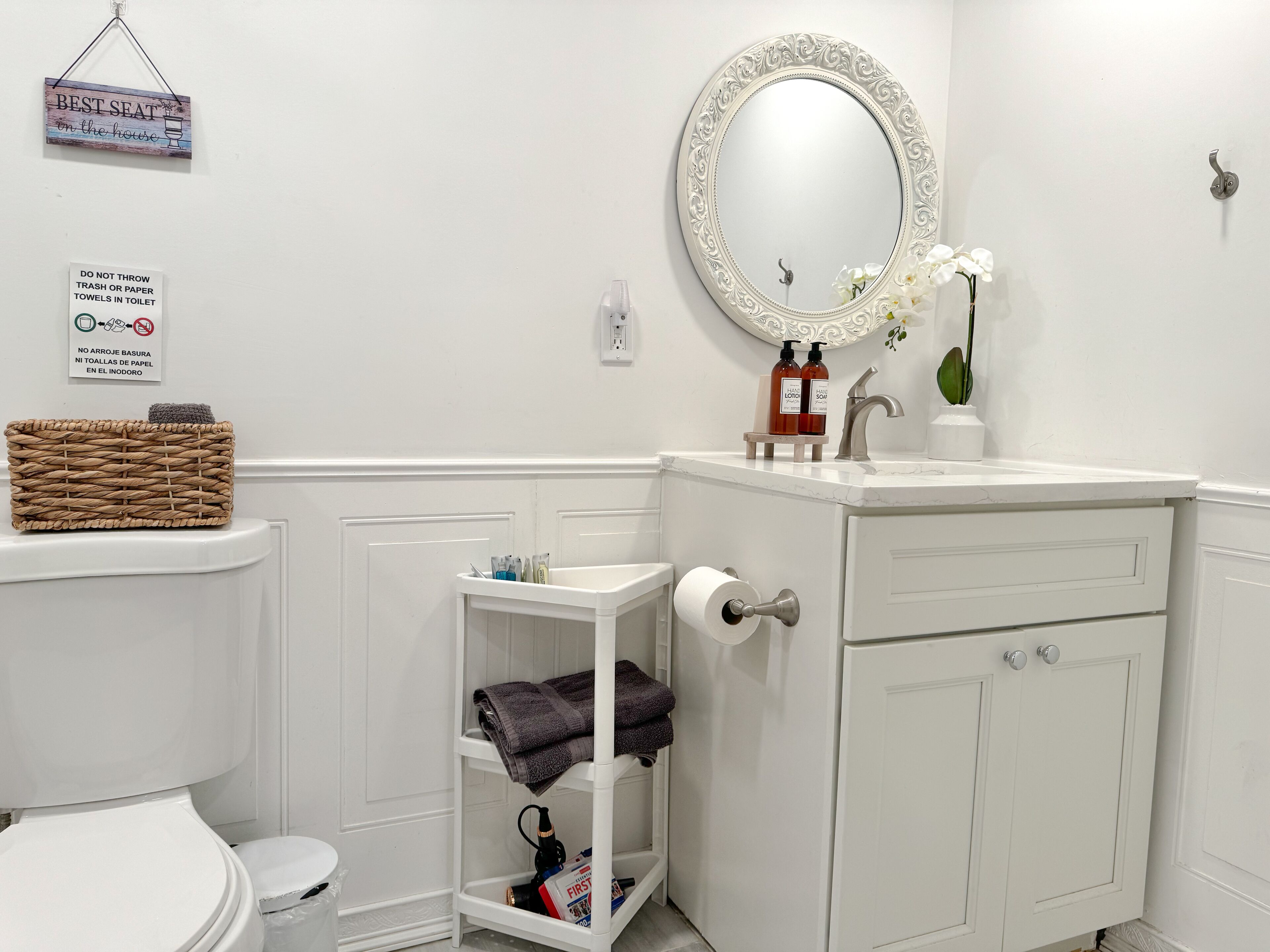 Secador de pelo, toallas, jabón y champú