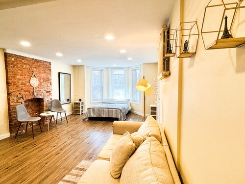 Charming Brick Row House close to NYC