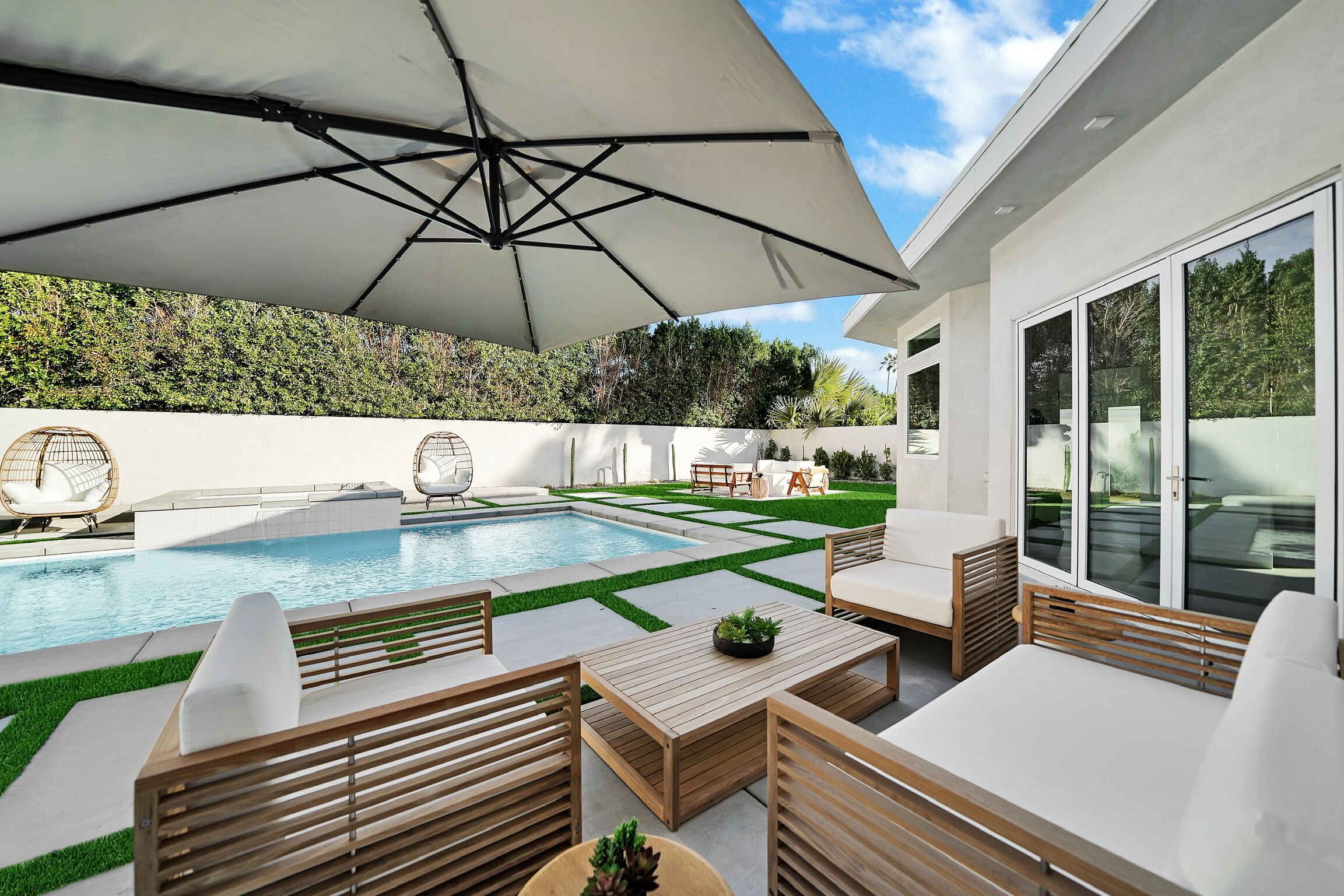 Utendørsbasseng og et oppvarmet basseng