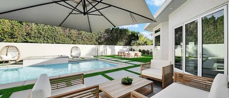 Utendørsbasseng og et oppvarmet basseng