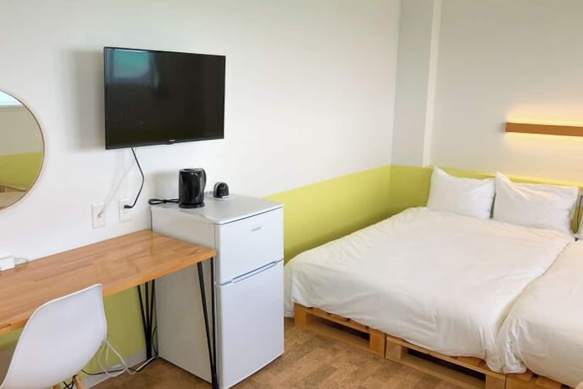 Kamer, 1 twee- of 2 eenpersoonsbedden, niet-roken, uitzicht op oceaan | Een bureau, een laptopwerkplek, beddengoed