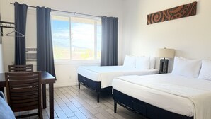 A hotel room with two beds, a desk, and a chair. - Unit 26 Waena Inn - Maui Private Suite (Wailuku)