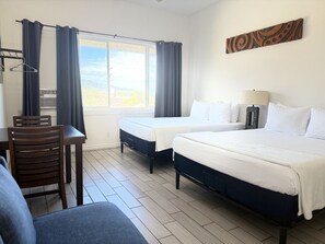 1 slaapkamer, een bureau, een strijkplank/strijkijzer, reisbedje