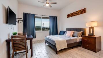 1 soverom, skrivebord, strykejern/-brett og reiseseng for barn