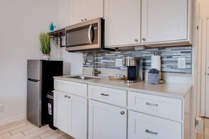 Microonde, macchina per tè/caffè, tostapane, pentole/stoviglie/utensili