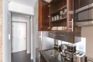 Geladeira, micro-ondas, fogão, cooktop