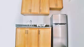 Refrigerador con freezer, microondas, placa de cocina, lavavajillas