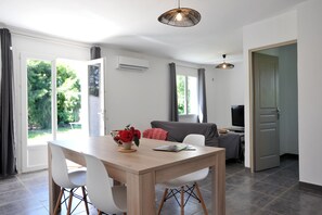 Dining - Villa 70m² Private heated pool, large garden (Ventiseri)