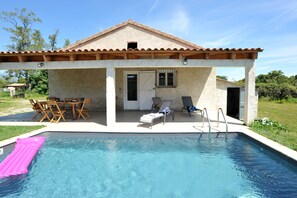 Piscina all'aperto, una piscina riscaldata