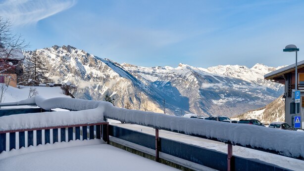 A snow-covered mountain view with a parking area and a building with a sign. - Appartement Savoleyres 10 - La Tzoumaz, 4 Vallees (La Tzoumaz)