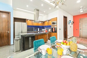 Kühlschrank, Mikrowelle, Ofen, Geschirrspüler