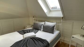 2 bedrooms, iron/ironing board, Internet, bed sheets