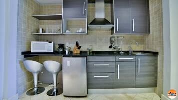 Luxury Apartment | Private kitchen | Mini-fridge, microwave, dishwasher, griddle