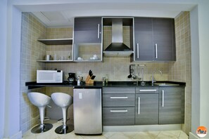 Luxury Apartment | Dapur peribadi | Peti sejuk mini, ketuhar gelombang mikro, mesin basuh pinggan mangkuk 