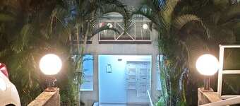 Tropical Golden apartment, sea view and beach 5min walk away 