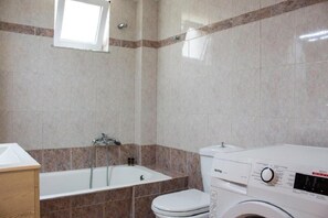 SĂšche-cheveux, serviettes fournies, savon, shampoing