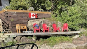 Un bateau équipé d’un volant, d’un panneau de commande et d’un espace pour s’asseoir.