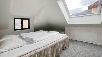 2 bedrooms, iron/ironing board, Internet