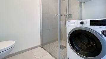 Combined shower/bathtub, free toiletries, hair dryer, towels