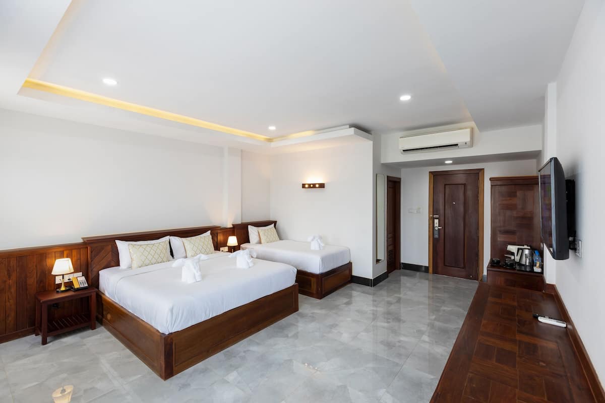 Premier Triple Room, Balcony | Egyptian cotton sheets, premium bedding, memory foam beds, in-room safe