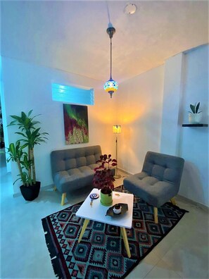 Căn hộ Superior, 1 phòng ngủ | Khu phòng khách | TV 40-inch có truyền hình vệ tinh 