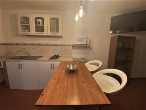 Frigobar, microondas, placa de cocina, cafetera/tetera