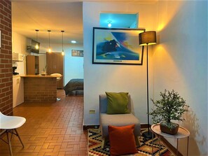 슈피리어 스튜디오 스위트, 침실 1개 | 거실 공간 | 위성 채널 시청이 가능한 40인치 TV
