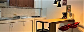 Appartement Supérieur, 1 chambre | Cuisine privée | Mini réfrigérateur, micro-ondes, plaque de cuisson, cafetière/bouilloire