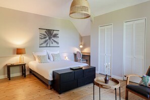 9 chambres, coffres-forts dans les chambres, fer et planche Ă repasser