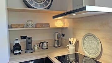Een koelkast, een magnetron, een oven, een kookplaat