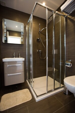 Dúplex | Baño | Regadera, regadera tipo lluvia, amenidades de baño gratuitas 
