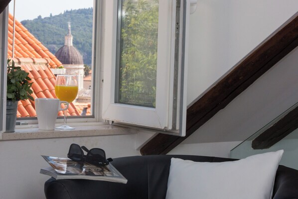 1 개의 침실, 객실 내 금고, 각각 다른 스타일의 인테리어, 책상