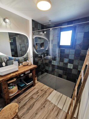 Een douche, een haardroger, handdoeken, toiletpapier