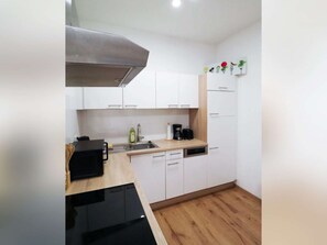 Kühlschrank, Mikrowelle, Ofen, Herdplatte