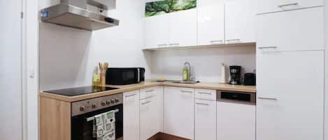 Køleskab, mikrobølgeovn, ovn, kogeplade