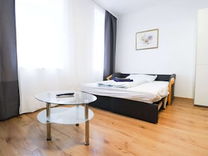 1 chambre, bureau, chambres insonorisées, fer et planche à repasser