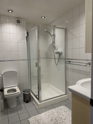 Toalettartikler (inkludert) og hårføner