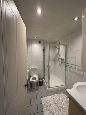 Toalettartikler (inkludert) og hårføner