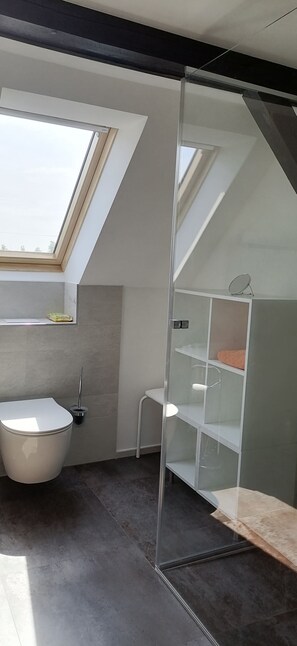 Shower, towels, soap, toilet paper - Bullerbü in Brandenburg, Romantisches Ferienhaus in Ruhiger Lage 10 Min. zum See (Nuthe-Urstromtal)