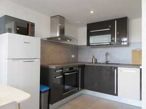 Een koelkast, een microgolfoven, een oven, een kookplaat