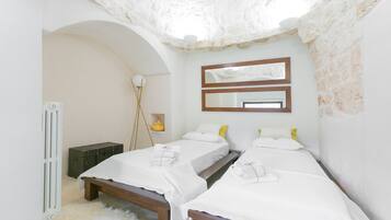 3 Schlafzimmer, Schreibtisch, Bügeleisen/Bügelbrett, Reisekinderbett