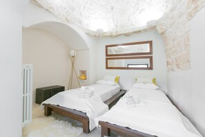 3 Schlafzimmer, Schreibtisch, Bügeleisen/Bügelbrett, Reisekinderbett