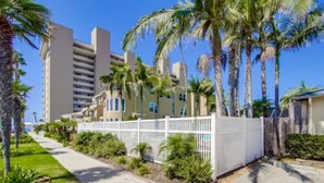 Unclassified image, 3 of 42, button - 11th fl. Oceanfront view plus parking and pool (San Diego)