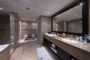 Bathroom - Fabulous 1 bedroom apartment - Anantara Resort (Dubai)