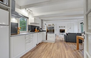 Fridge, stovetop, dishwasher, coffee/tea maker - Gorgeous home in Ulfborg with WiFi (Ulfborg)