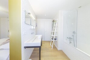 Hair dryer, towels, soap, shampoo - Apartment Bossoreil 110m2 - Hyper center Angers (Angers)